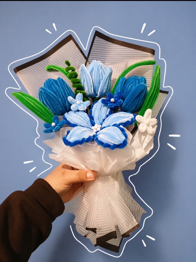 Ramo decorativo de flores de limpiapipas azules