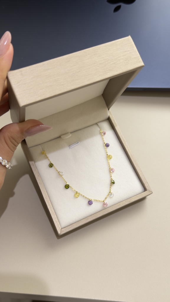 Colar dourado com pedras coloridas