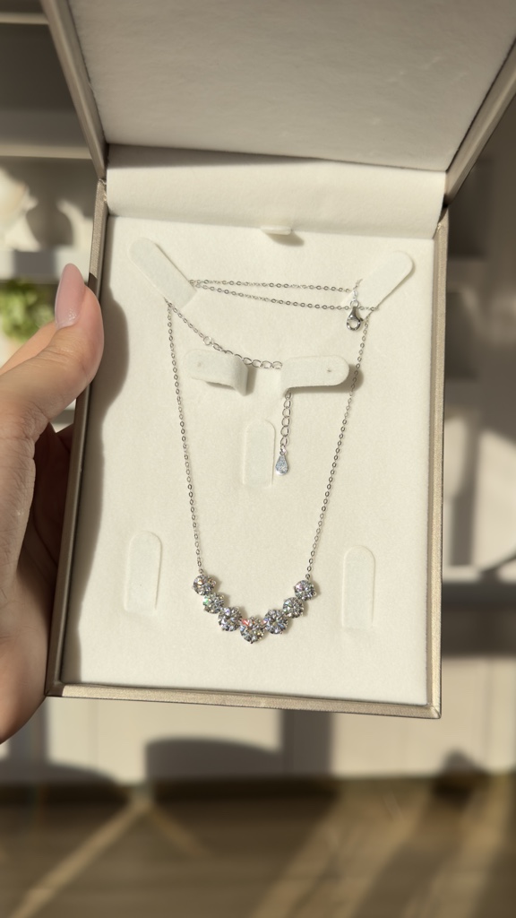 Colar prateado com pedras em moissanite