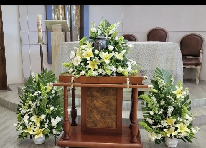 Paquete funerario blanco y amarillo