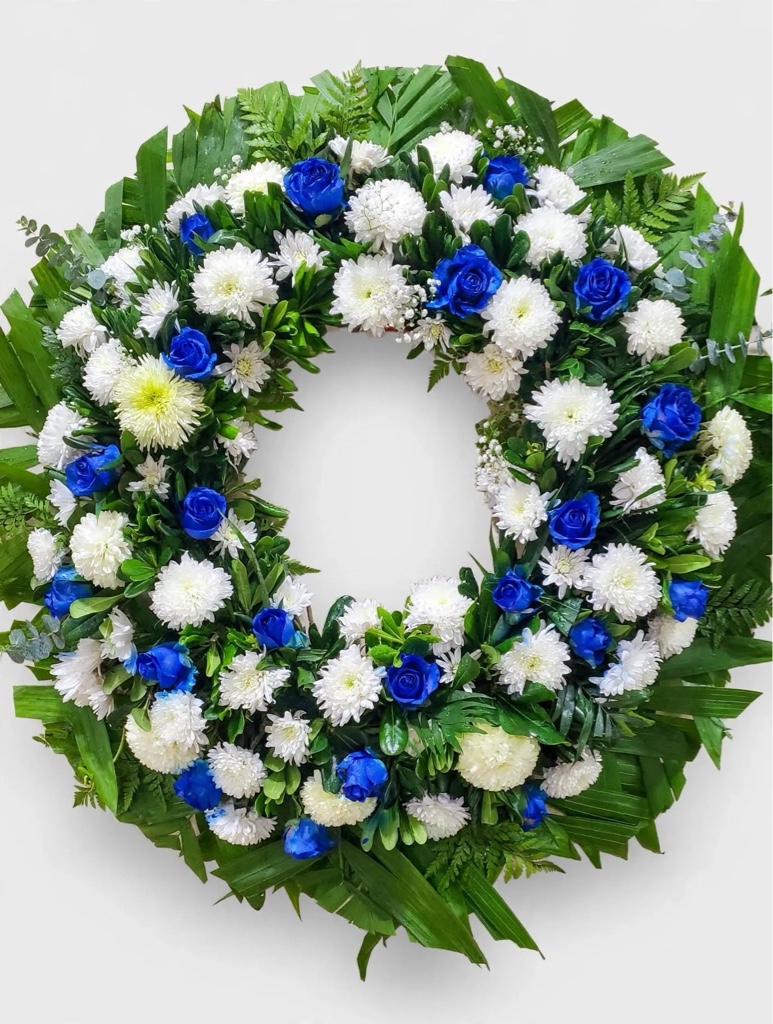Corona floral blanca y azul