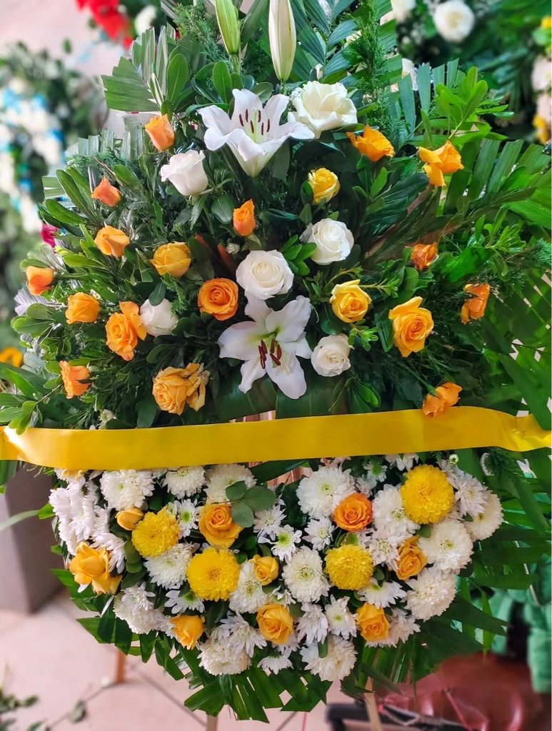 Arreglo floral blanco y naranja