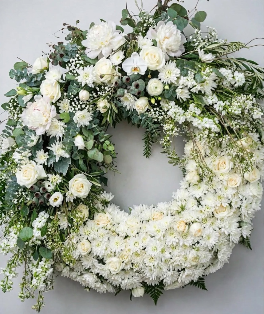 Corona floral blanca con verde