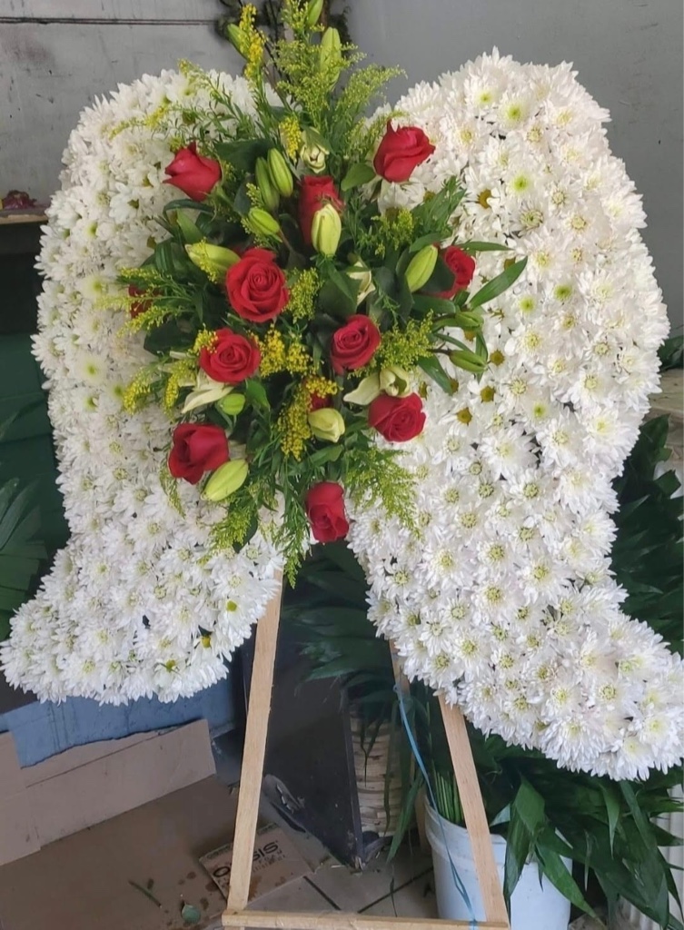 Alas blanca con rosas rojas