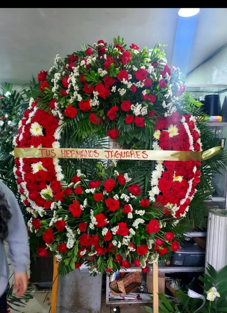Corona fúnebre de rosas rojas