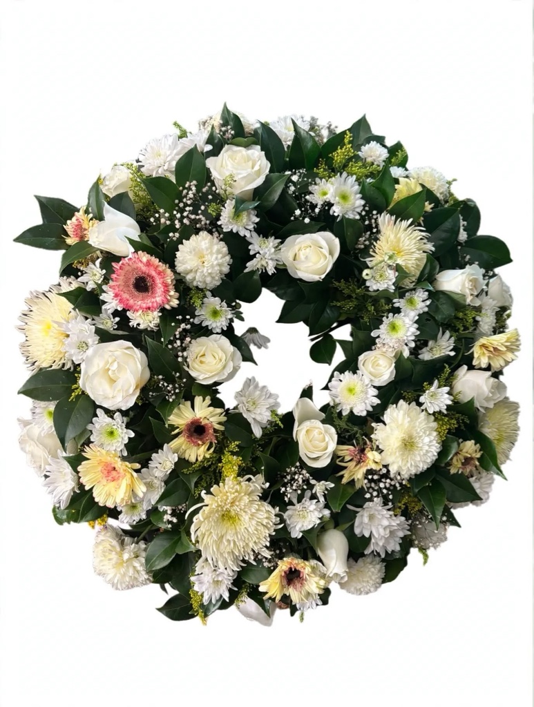Corona floral blanca con toque de rosita