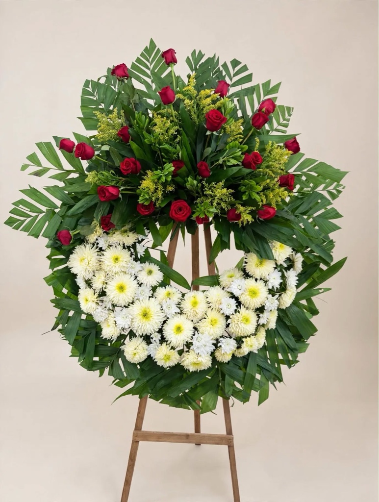 Corona mediana floral rosas rojas y crisantemos blancos
