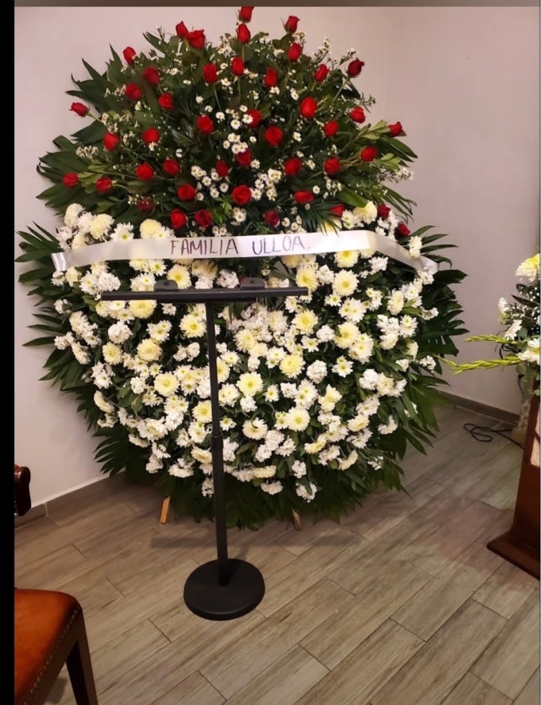 Arreglo funerario rosas rojas y blancas