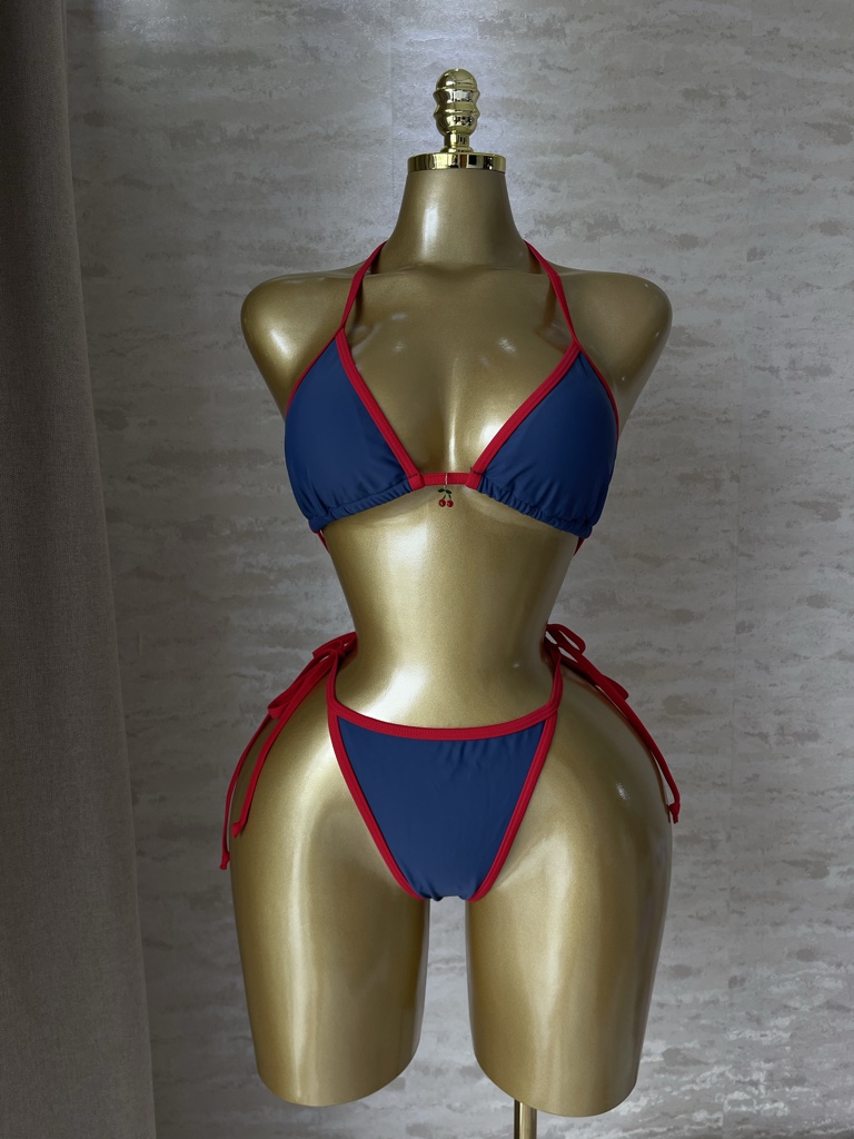 Bikini azul y rojo detalle de cereza