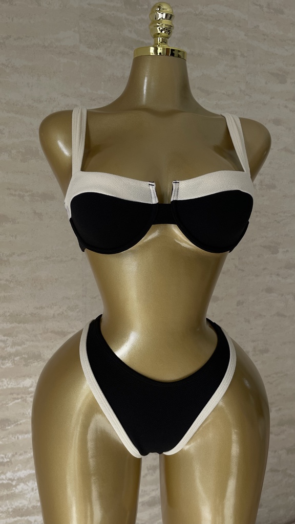 Traje de baño negro y crema
