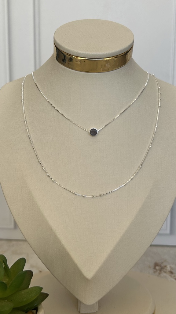 Collar doble plateada con dije