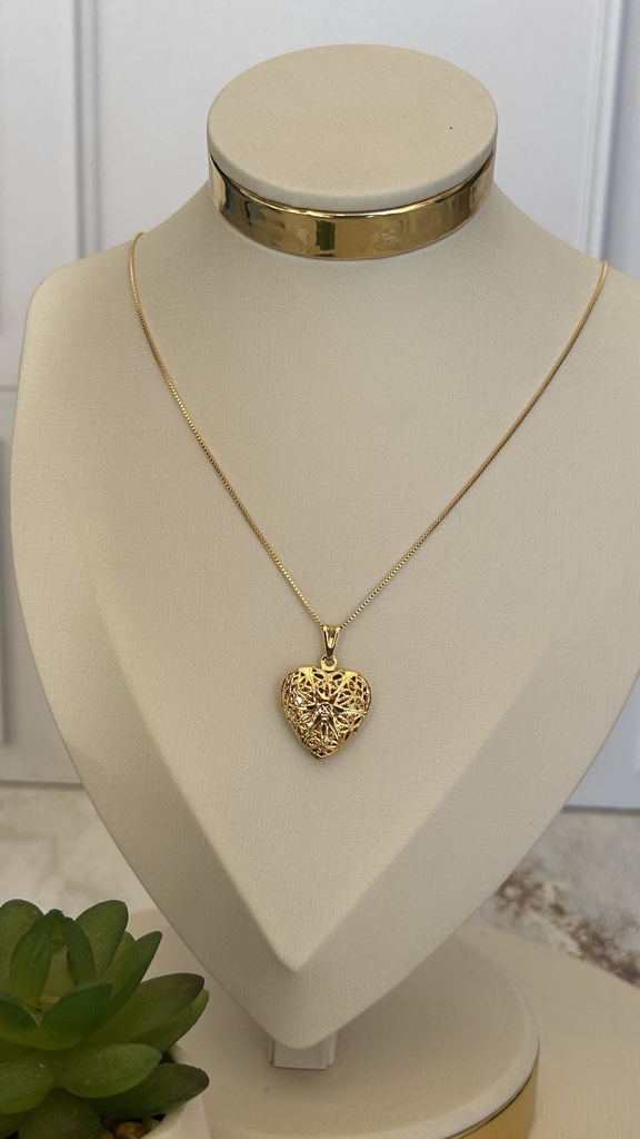 Collar relicario corazón dorado