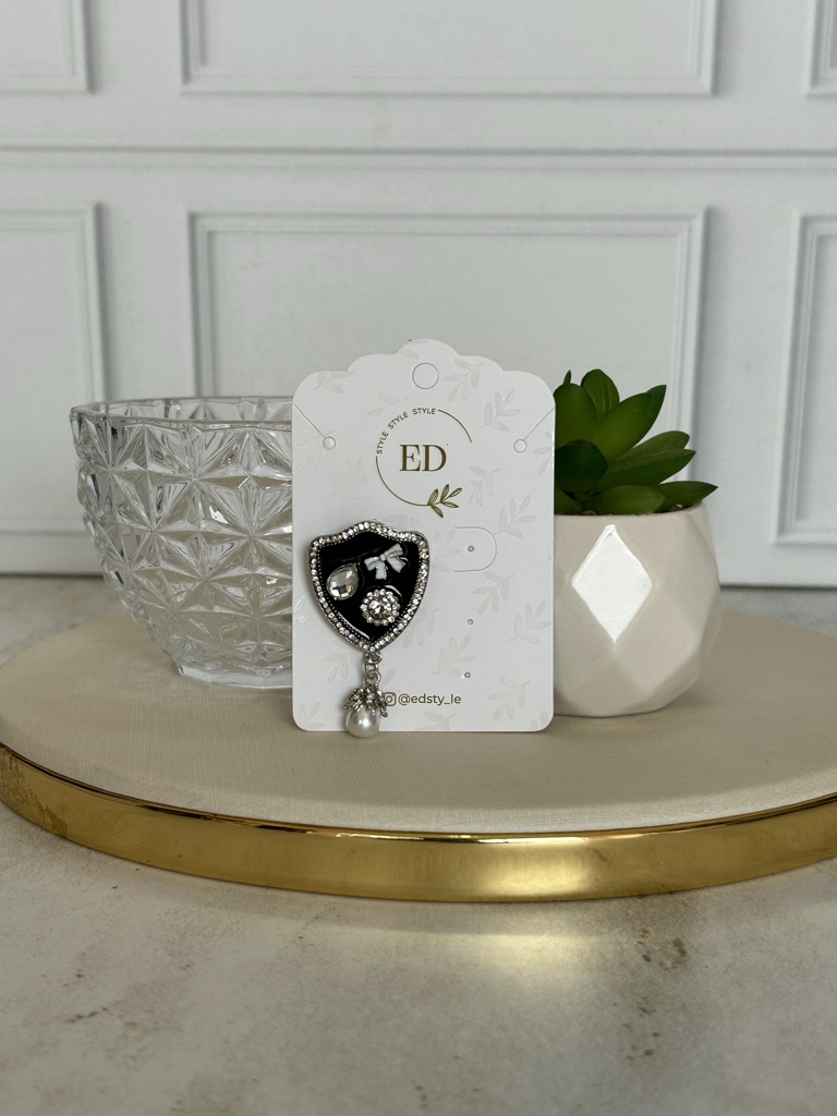 ED broche negro escudo