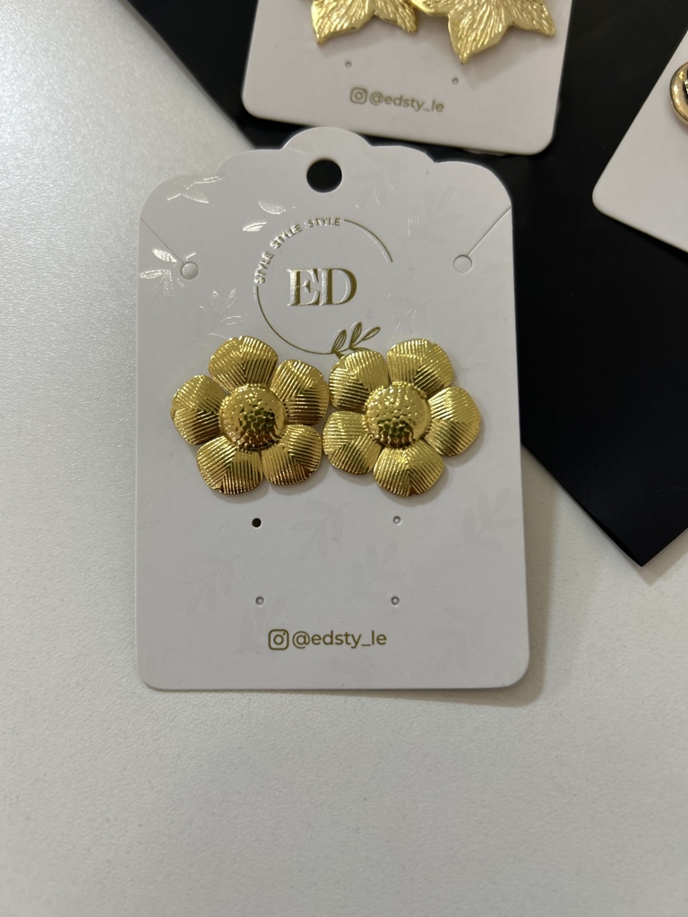 ED aretes flor dorados.