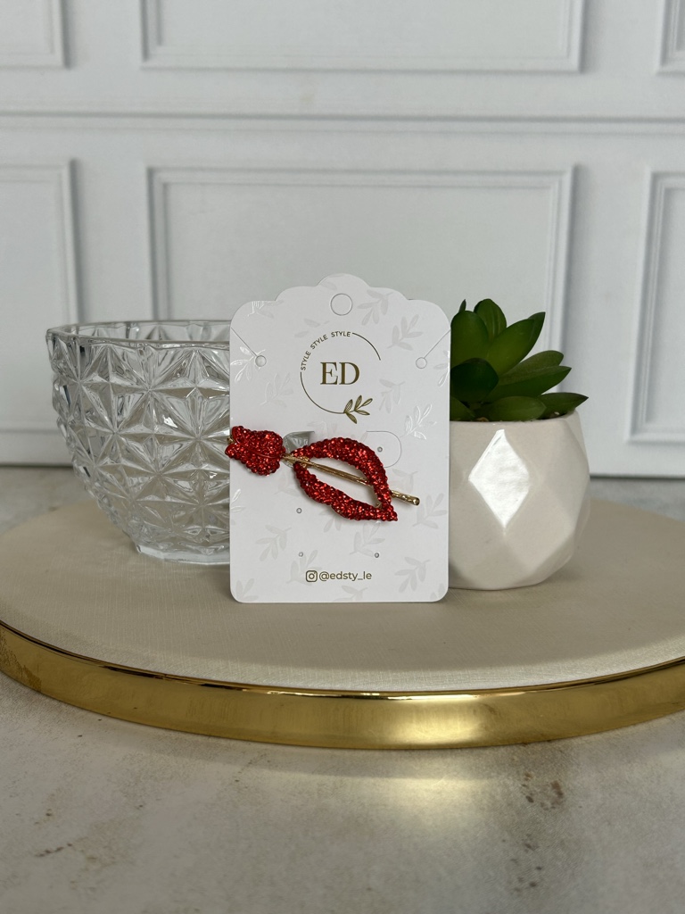 ED broche rojo labios