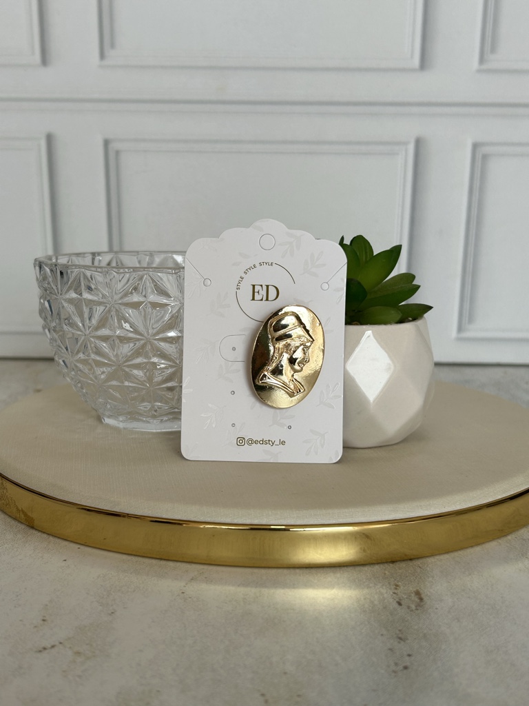 ED broche dorado.