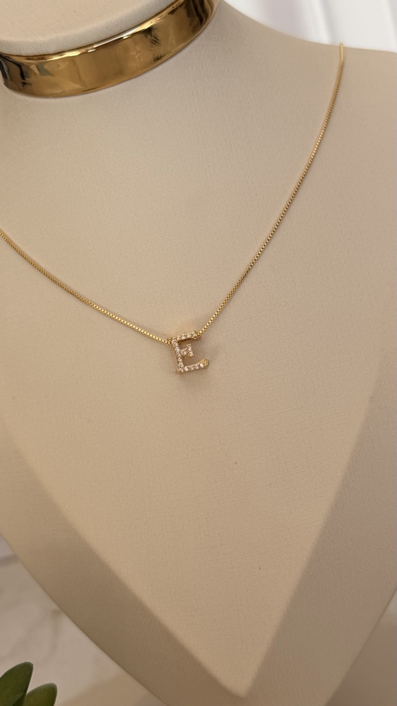 Collar minimalista iniciales con brillo