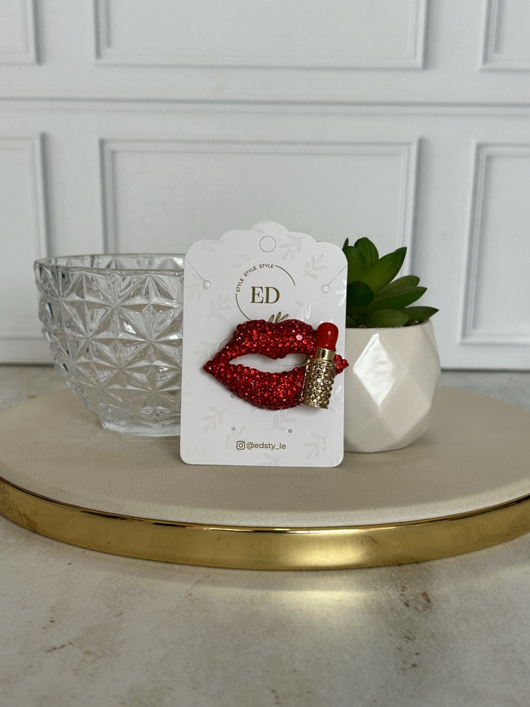 ED labios rojos broche