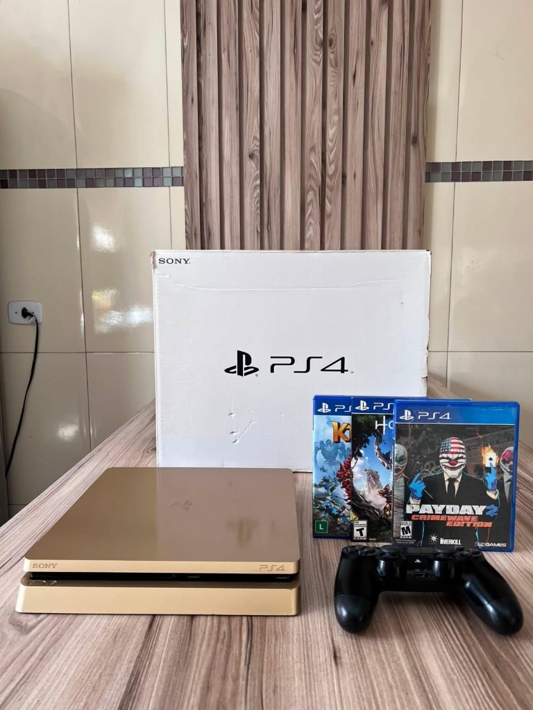 Playstation 4 slim 1TB Dourado