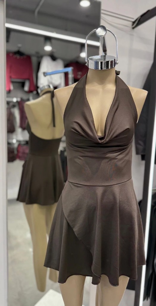 Vestido microfibra acampanado y escote buche negro