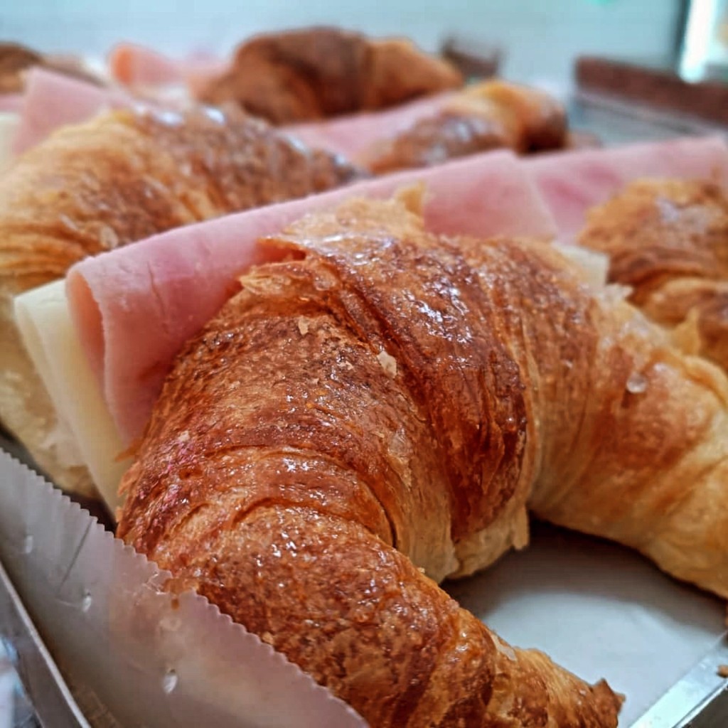 Medialunas de jamón y queso
