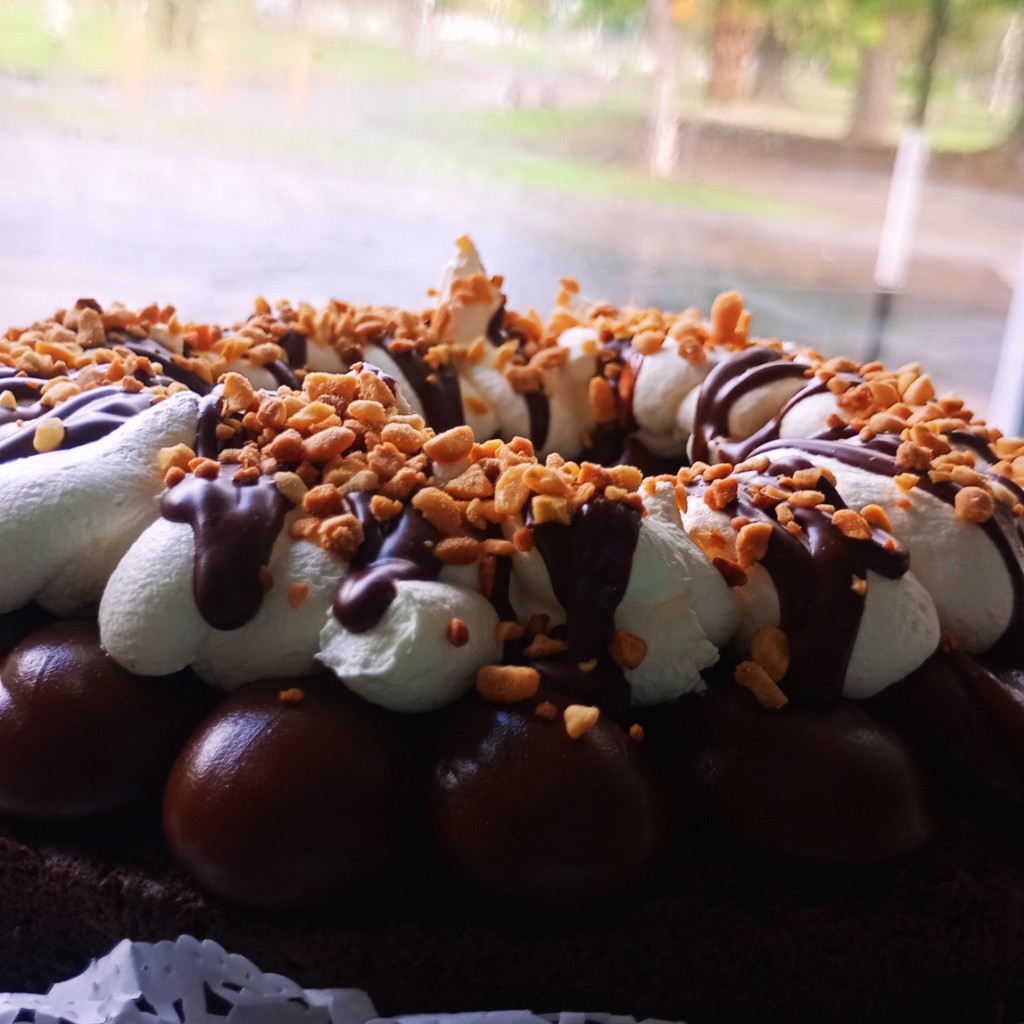 Brownie mediano con frutos secos o dulce de leche y crema o dulce de leche z merengue
