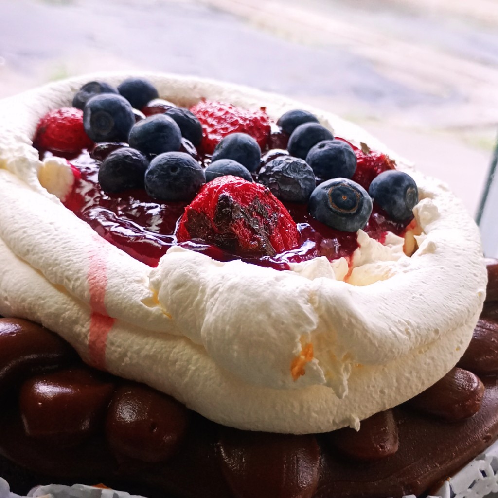 Brownie con frutos rojos grande