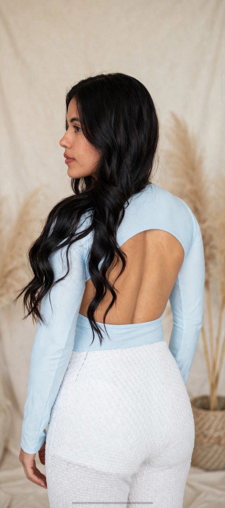 Blusa azul cielo espalda descubierta