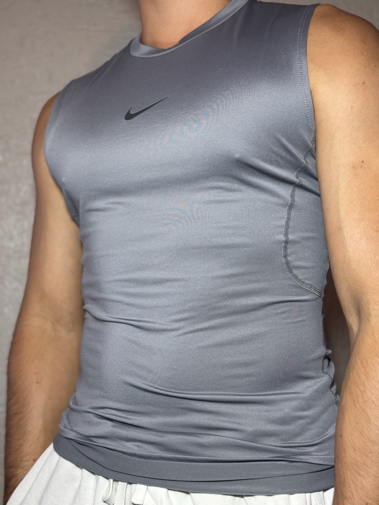Franelilla de licra Nike gris