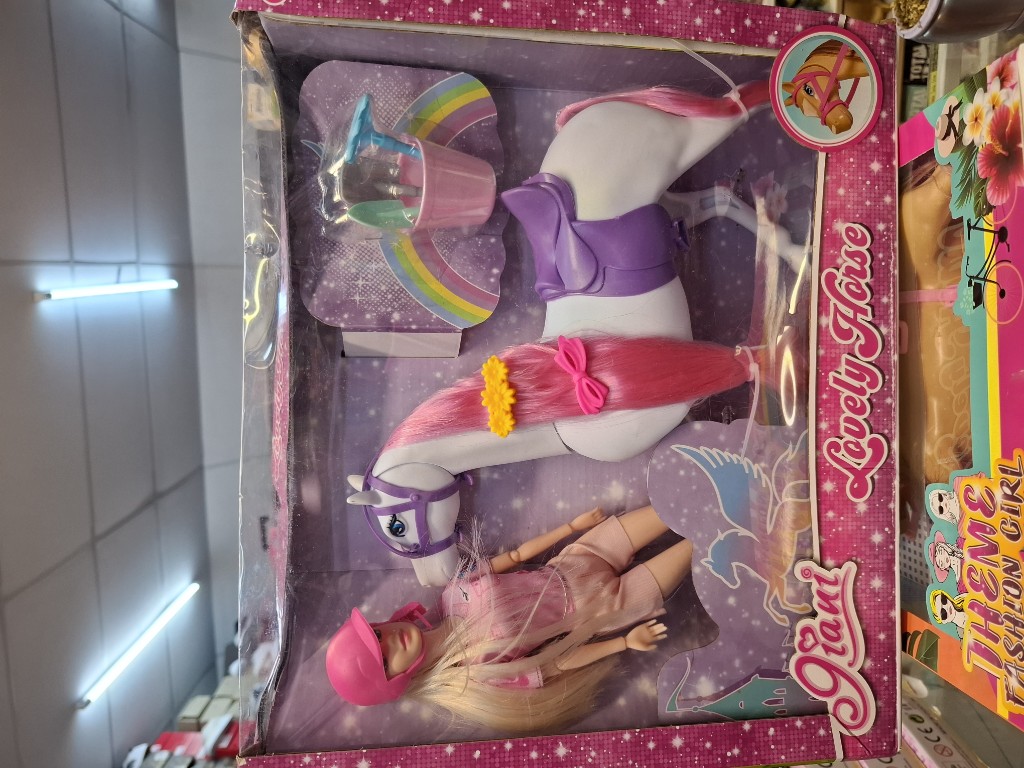 Muñeca con caballo