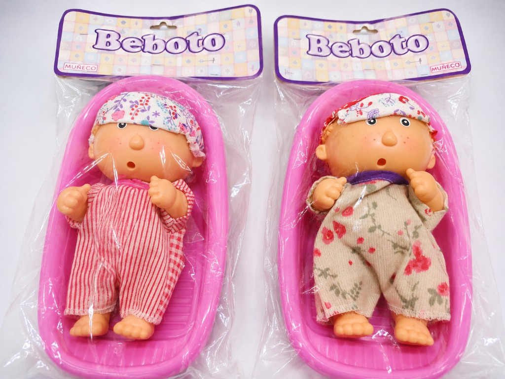 BEBE DE GOMA CON BAÑERA