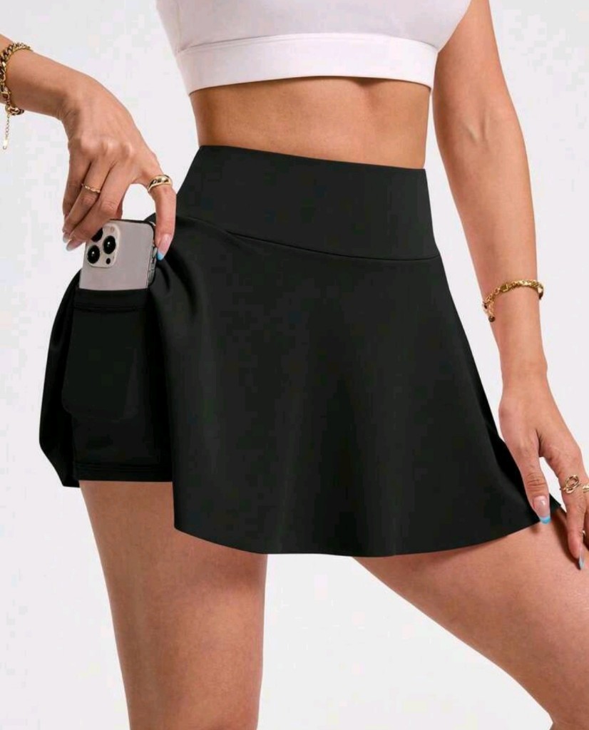 Falda negra con corte trasero en V