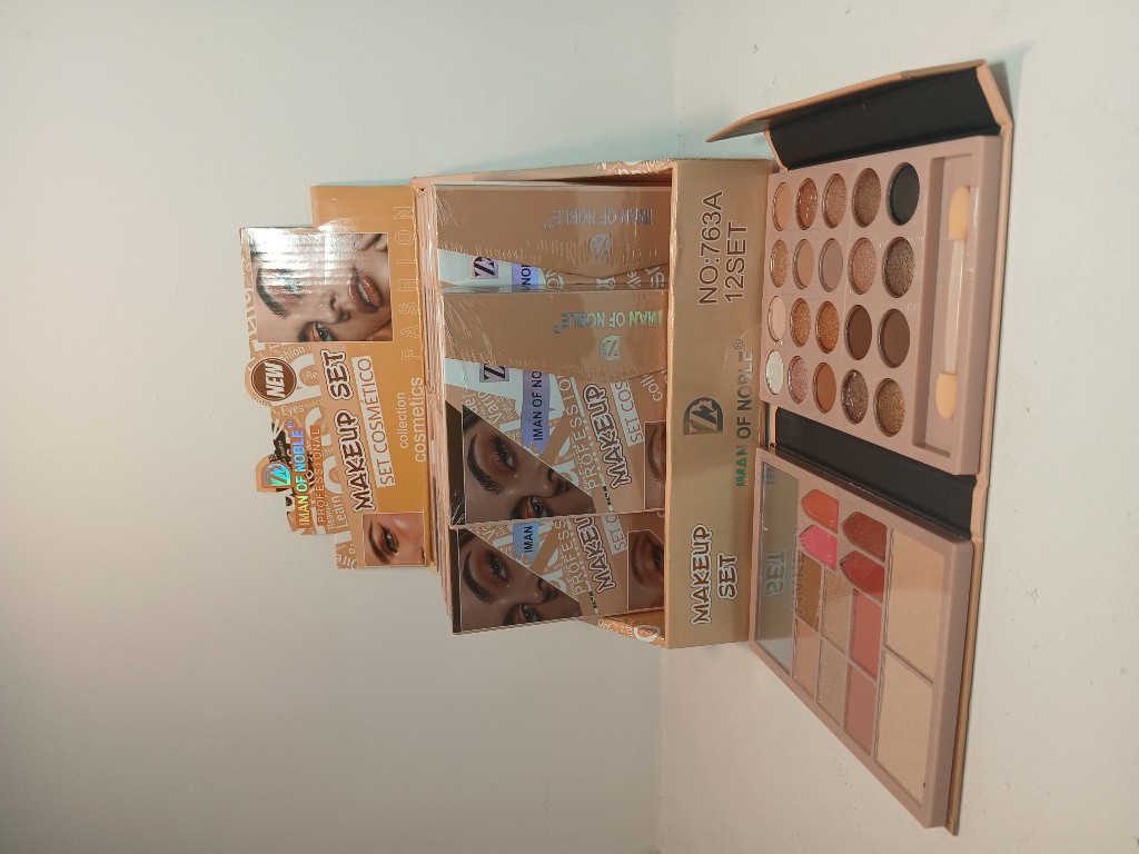 Iman of Noble set maquillaje