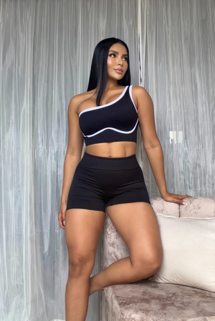 Conjunto negro de short y top de medio lado Ref 005