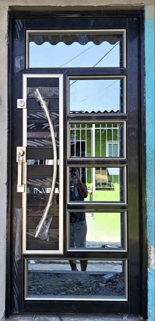 Puerta en aluminio pesado 90x200 color negro