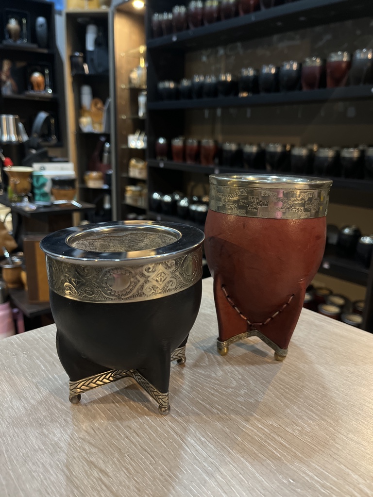 MATE IMP. DE CALABAZA, CUERO LISO Y VIROLA DE ALPACA LISA Y BASE DE ALPACA