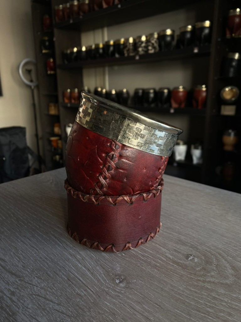 MATE IMP. DE CALABAZA, CUERO REPUJADO, VIROLA DE ALPACA CINC Y BASE CRIOLLA