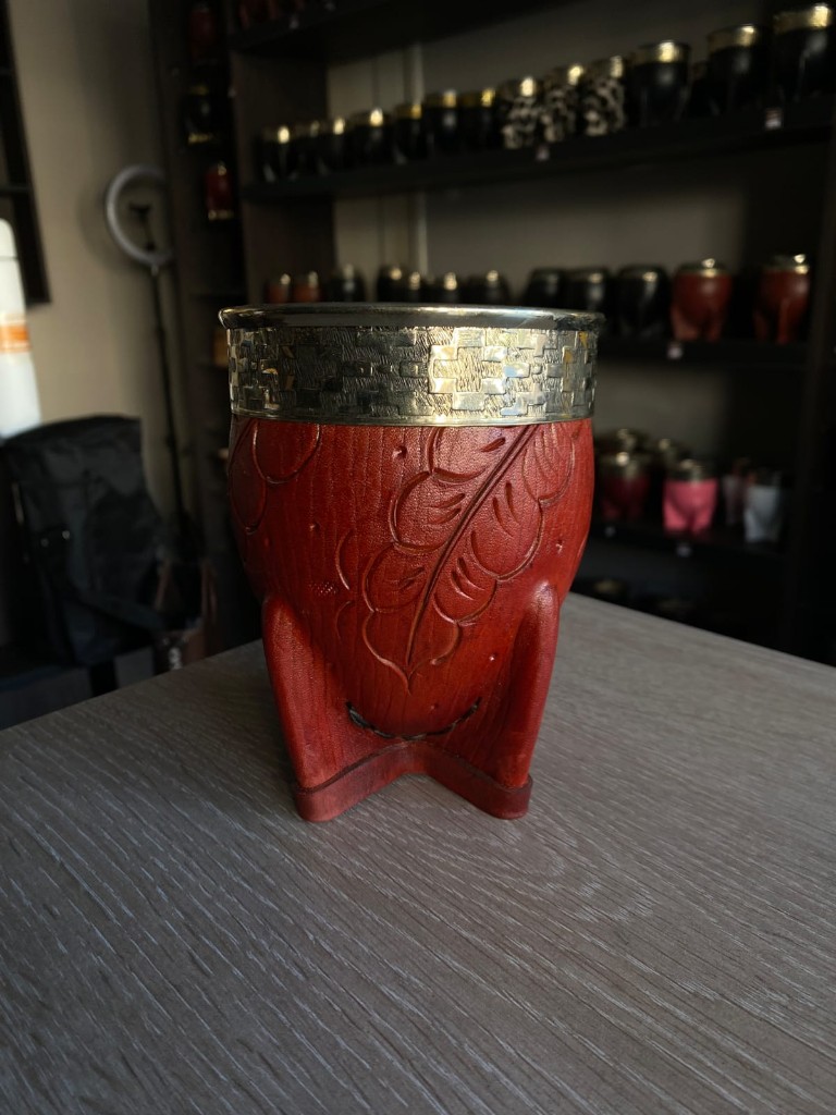 MATE IMP. DE CALABAZA, CUERO REPUJADO Y VIROLA DE ALPACA LISA