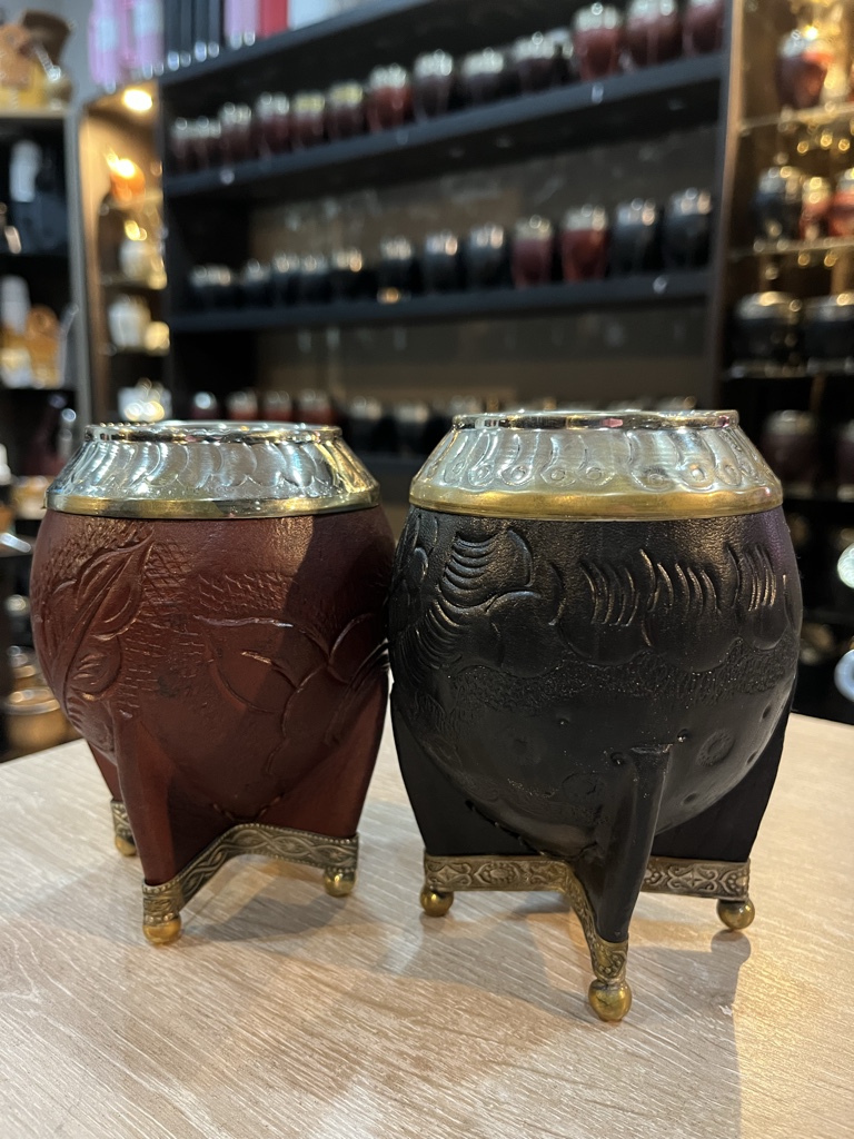 mate torpedo de calabaza, cuero repujado, virola de alpaca cince c base y bolitas de bronce