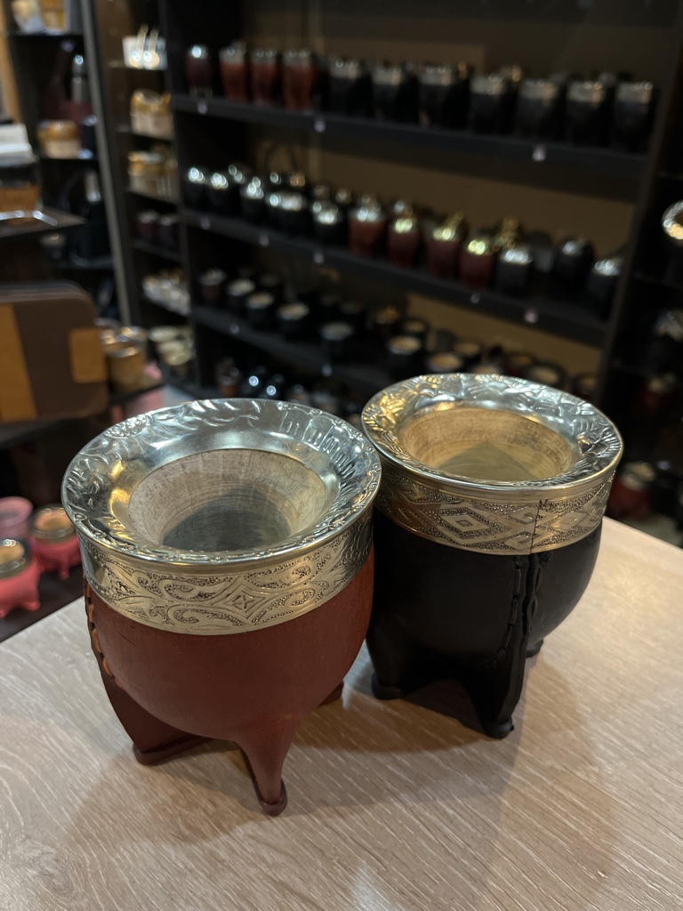 MATE IMP. DE CALABAZA, CUERO LISO, VIROLA DE ALPACA INVERTIDA /CINCELADA
