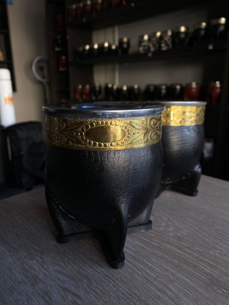 MATE IMP. DE CALABAZA, CUERO Y VIROLA DE ALPACA LISA - FLEJE DE BRONCE