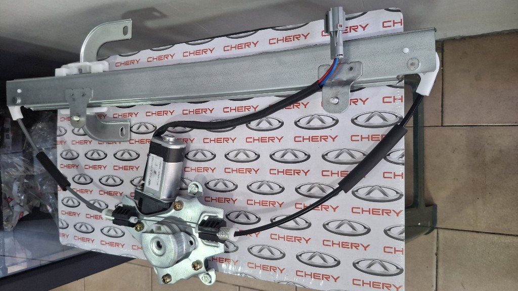 Elevavidrio delantero izquierdo, chofer. Arauca