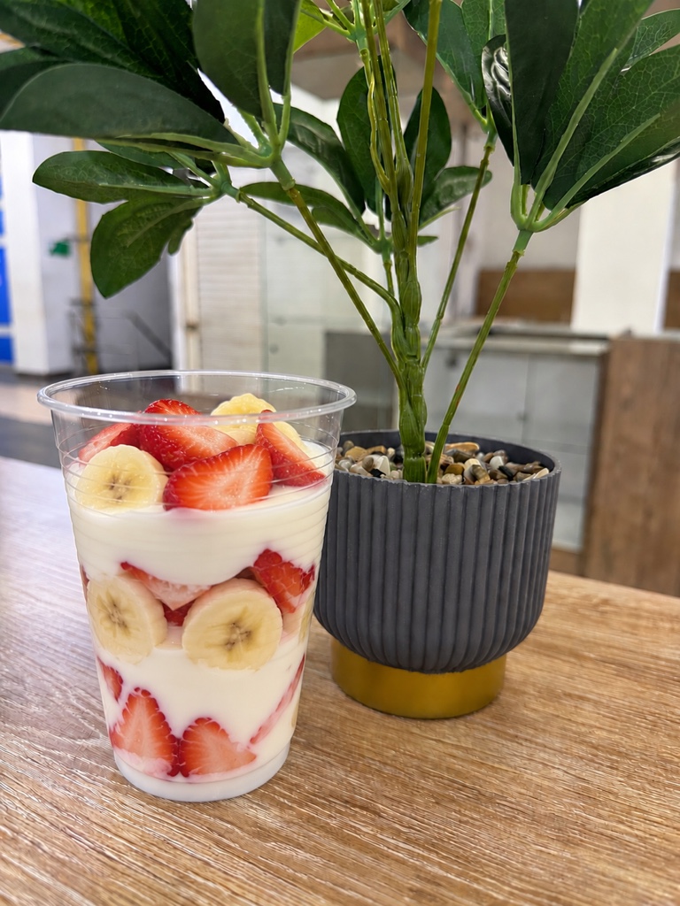 Vaso de yogurt con fruta o cereal