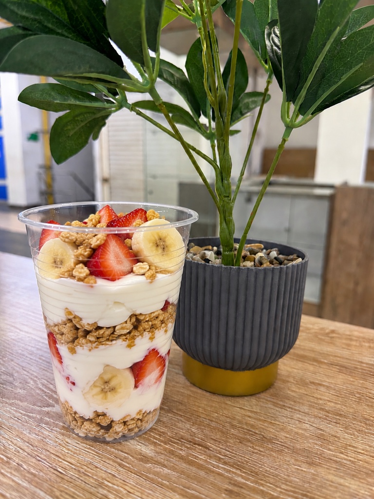 Vaso de yogurt griego con granola y fruta