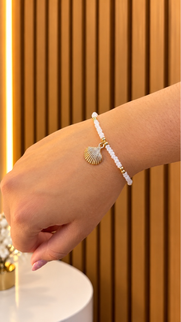 Pulsera blanca con dije caracol