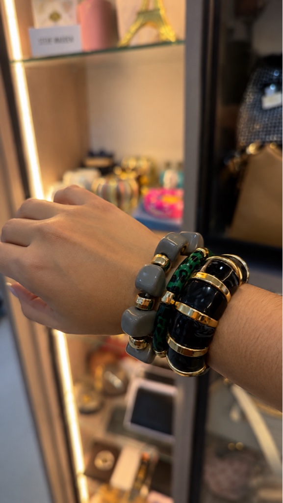 Pulseras negras y grises