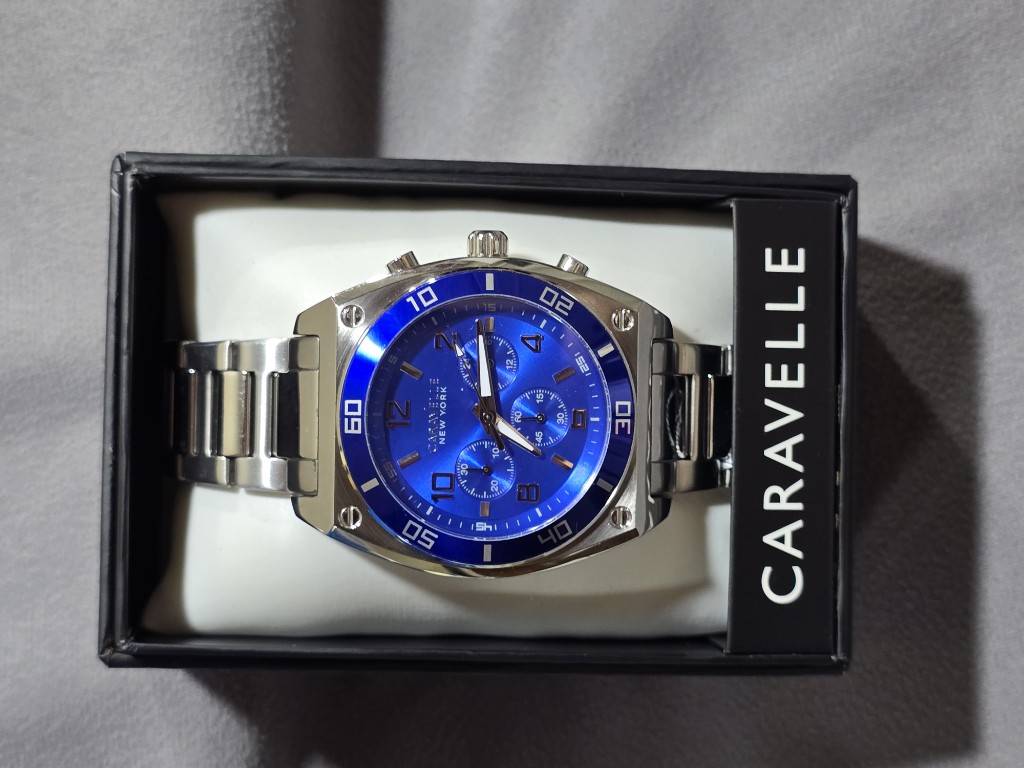 Reloj Masculino Caravelle by Bulova.  Acero inoxidable plateado. Esfera de azul. Resistente  al agua.