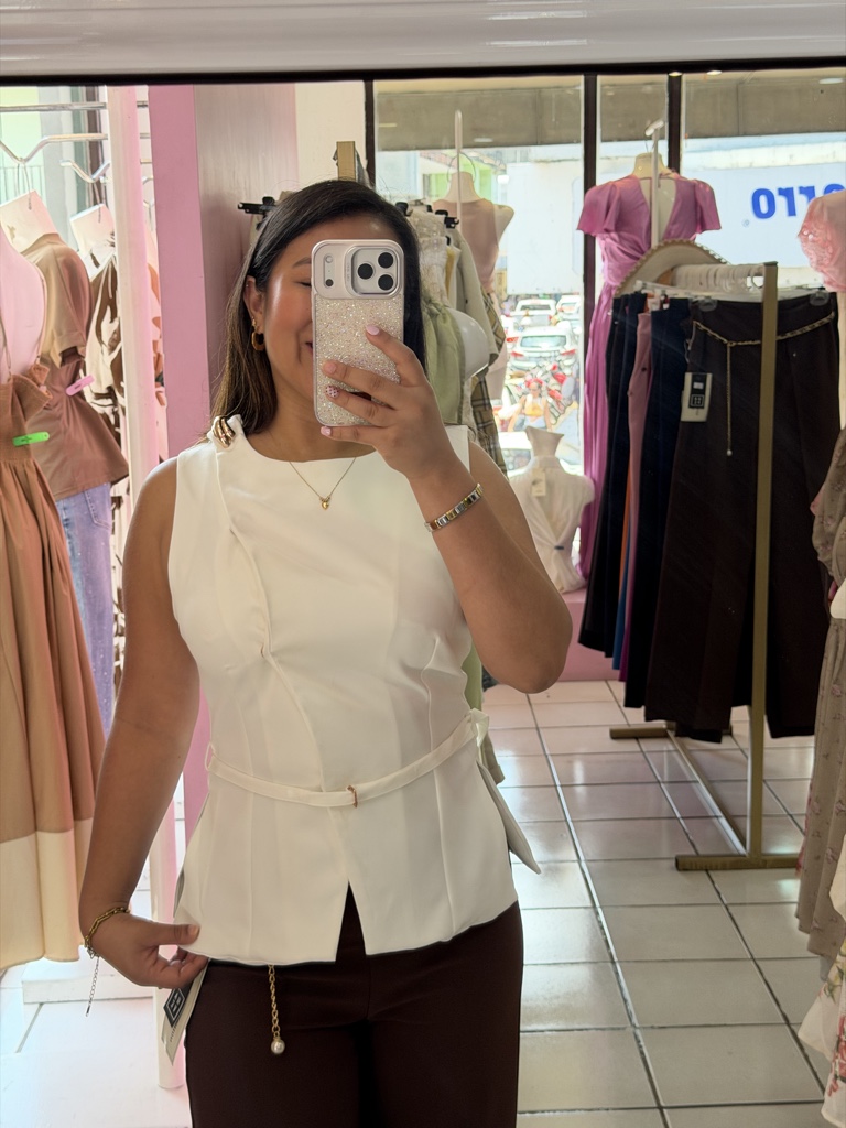 Blusa blanca cinturón