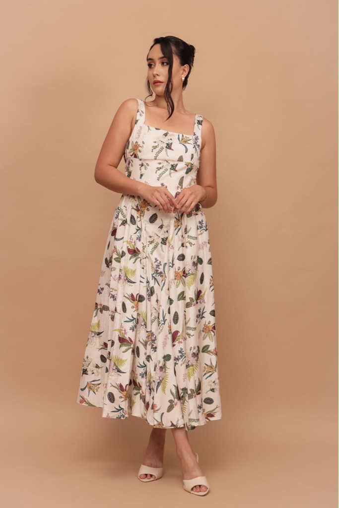 Vestido floral beige moño atrás