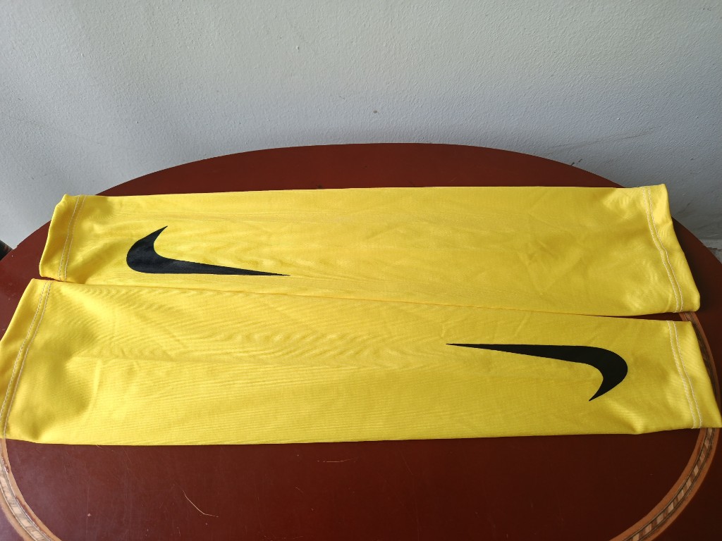 Nike amarillo